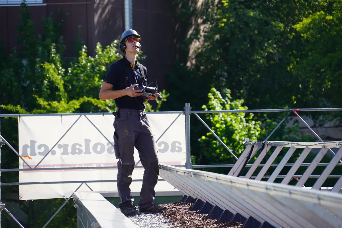 Ein Drohnenpilot manövriert eine Drohne.